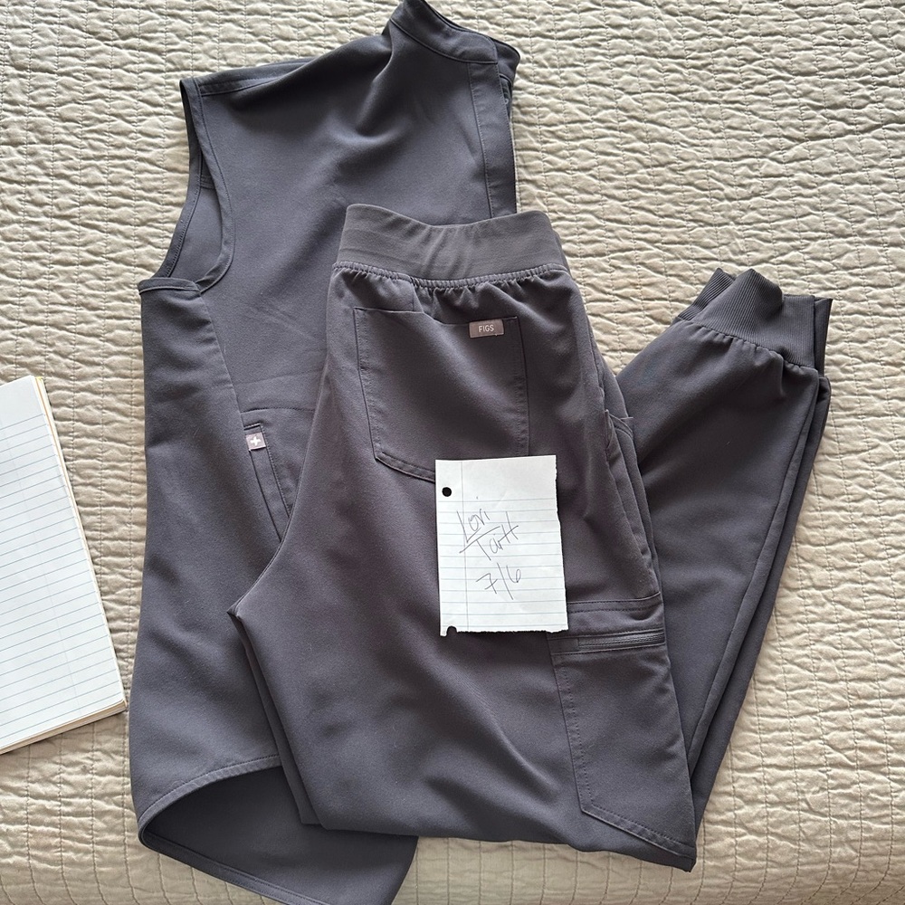 FIGS Charcoal Gray Rafaela oversized scrub top and Zamora Jogger style pants